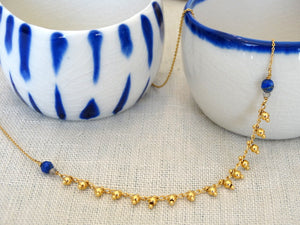Collier avec chaîne maille forçat et chaîne pampille en laiton doré à l'or fin 24 carats et pierres fines : perles facettées en lapis-lazuli et en labradorite