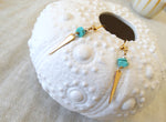 Boucles d'oreilles en laiton doré à l'or fin 24 carats avec pointes plates, chips de turquoise et pyrite