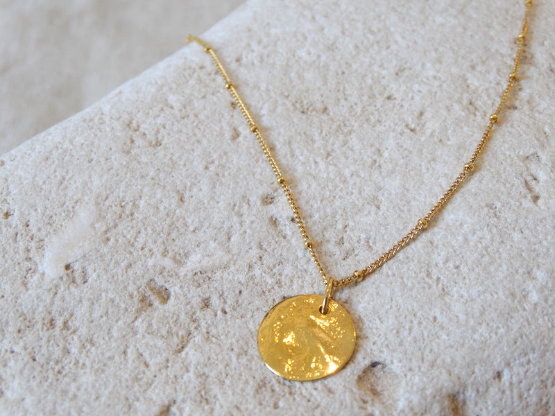 Collier doré à l'or fin 24 carats avec chaîne gourmette boule et médaille martelée 