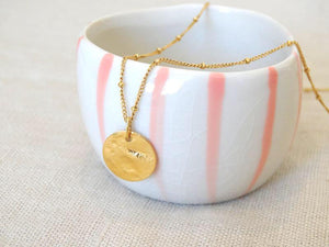 Collier doré à l'or fin 24 carats avec chaîne gourmette boule et médaille martelée 