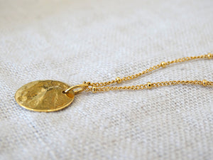 Collier doré à l'or fin 24 carats avec chaîne gourmette boule et médaille martelée 