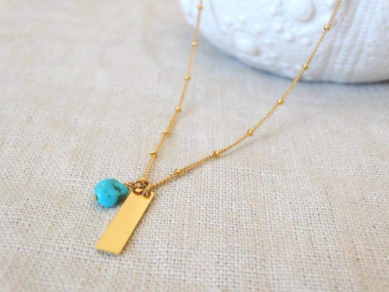 Collier doré à l'or fin 24 carats avec chaîne gourmette boule, plaque et perle turquoise