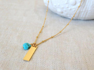 Collier doré à l'or fin 24 carats avec chaîne gourmette boule, plaque et perle turquoise
