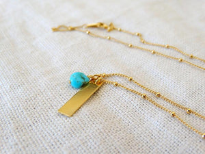 Collier doré à l'or fin 24 carats avec chaîne gourmette boule, plaque et perle turquoise