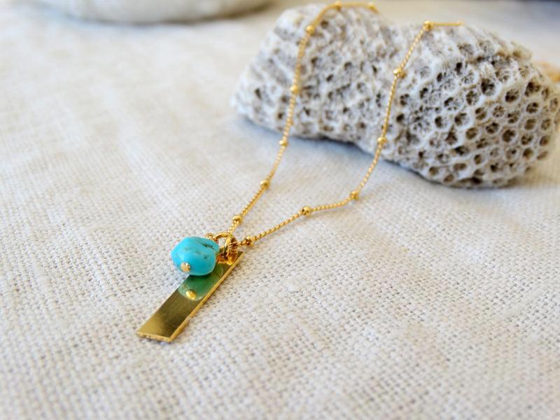 Collier doré à l'or fin 24 carats avec chaîne gourmette boule, plaque et perle turquoise