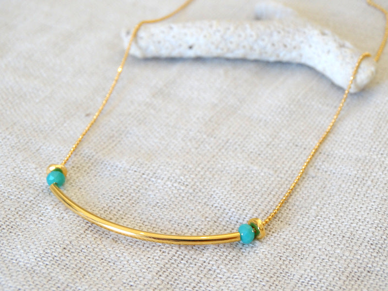 Collier avec chaînette boule diamantée, tube courbe et chips en laiton doré à l'or fin 24 carats et perles de verre bleu facetté