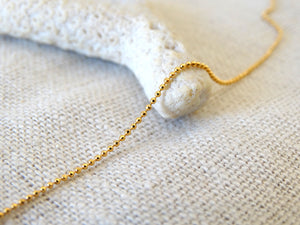 Collier avec chaînette boule diamantée, tube courbe et chips en laiton doré à l'or fin 24 carats et perles de verre bleu facetté