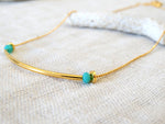 Collier avec chaînette boule diamantée, tube courbe et chips en laiton doré à l'or fin 24 carats et perles de verre bleu facetté