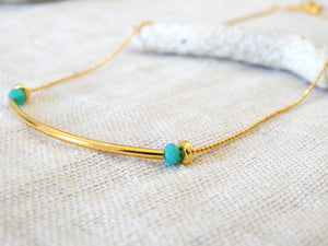 Collier avec chaînette boule diamantée, tube courbe et chips en laiton doré à l'or fin 24 carats et perles de verre bleu facetté