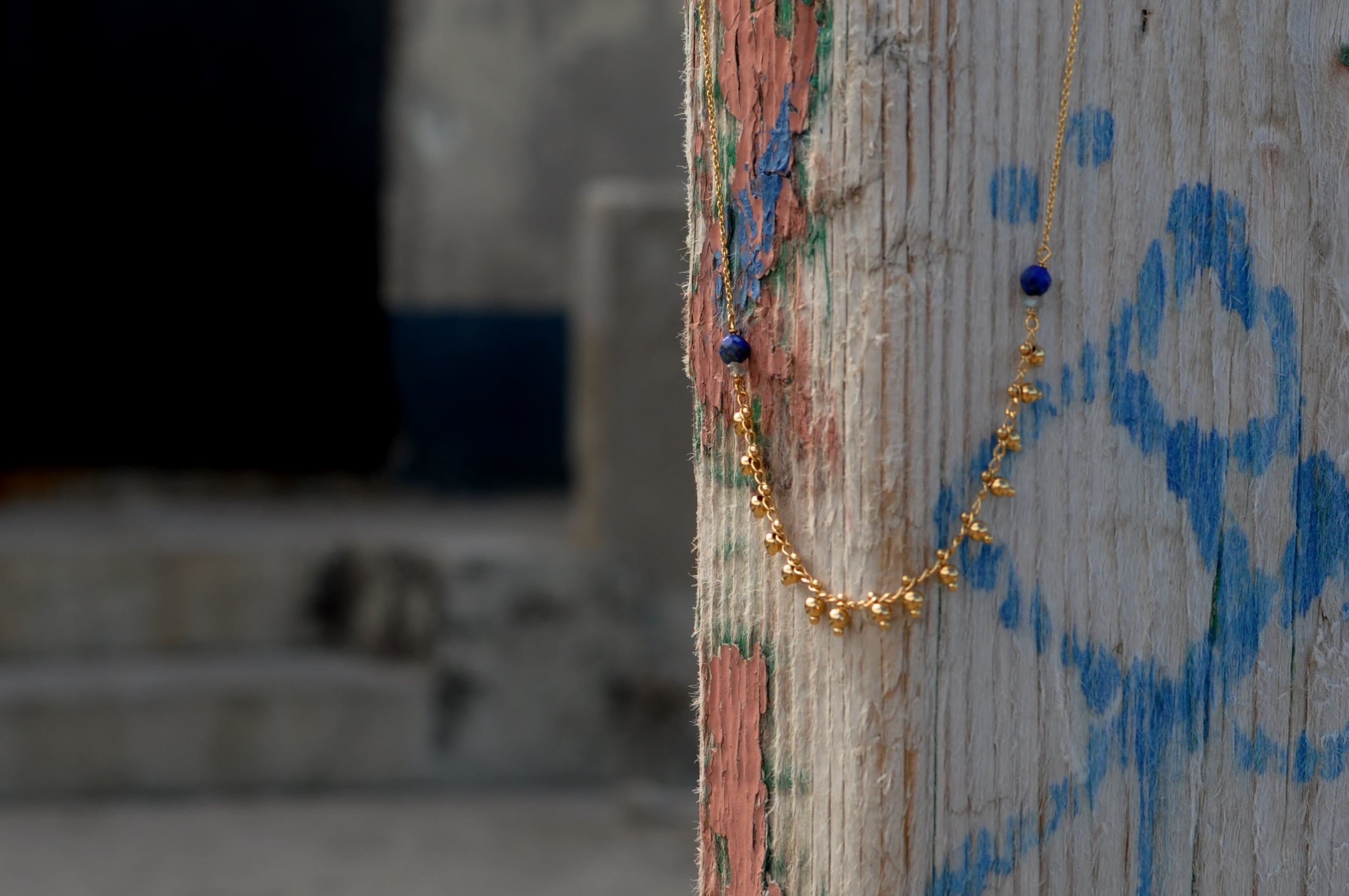 Collier avec chaîne maille forçat et chaîne pampille en laiton doré à l'or fin 24 carats et pierres fines : perles facettées en lapis-lazuli et en labradorite.
