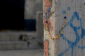 Collier avec chaîne maille forçat et chaîne pampille en laiton doré à l'or fin 24 carats et pierres fines : perles facettées en lapis-lazuli et en labradorite.