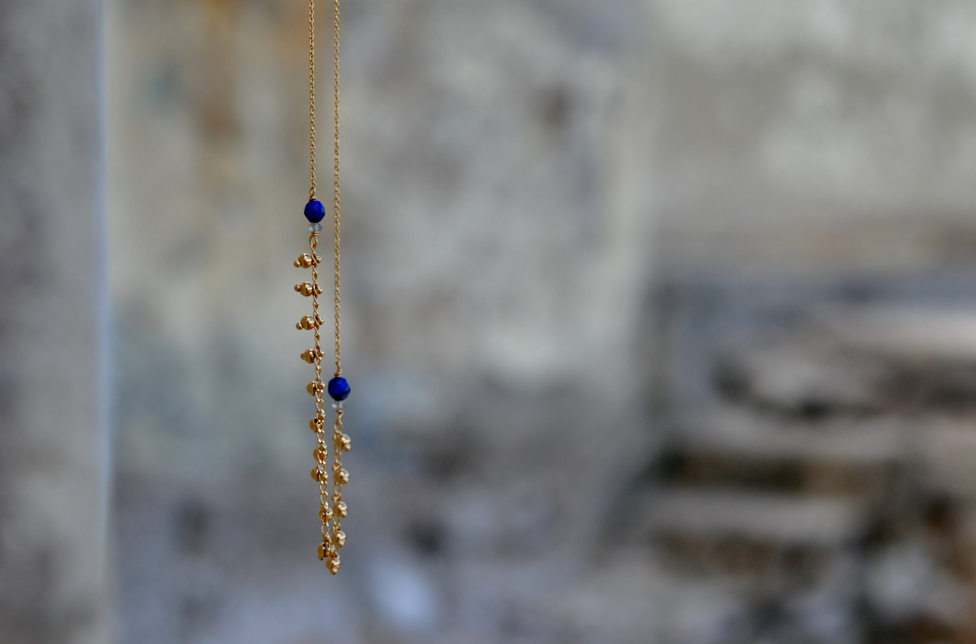 Collier avec chaîne maille forçat et chaîne pampille en laiton doré à l'or fin 24 carats et pierres fines : perles facettées en lapis-lazuli et en labradorite.