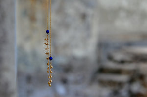 Collier avec chaîne maille forçat et chaîne pampille en laiton doré à l'or fin 24 carats et pierres fines : perles facettées en lapis-lazuli et en labradorite.