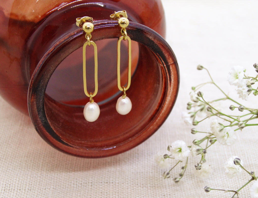 boucles d'oreilles en laiton doré a l'or fin 24 carats avec perle d'eau douce